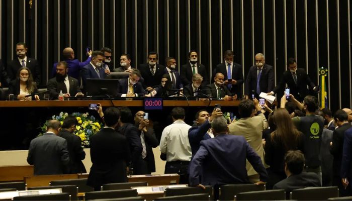 © José Cruz/Agência Brasil Alcolumbre e Motta pedem diálogo e respeito após ocupação de plenários